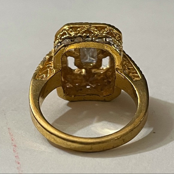 Elegant Gold Tone Faux Diamond Cocktail Ring Sz 7 - Picture 7 of 13